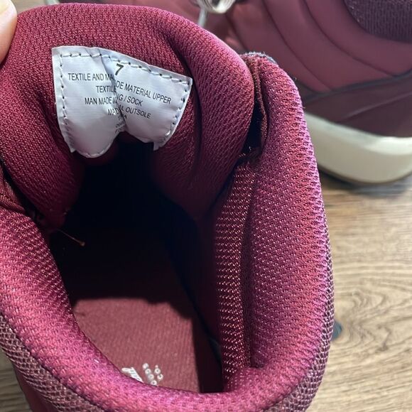 Target Burgundy weatherproof shoes. Sz 7 - Picture 7 of 7